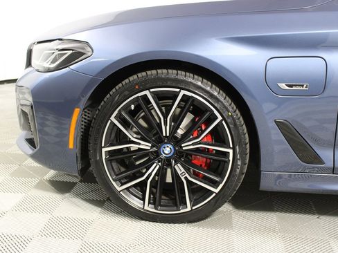 Used 2023 BMW 530e w/ M Sport Package image 4