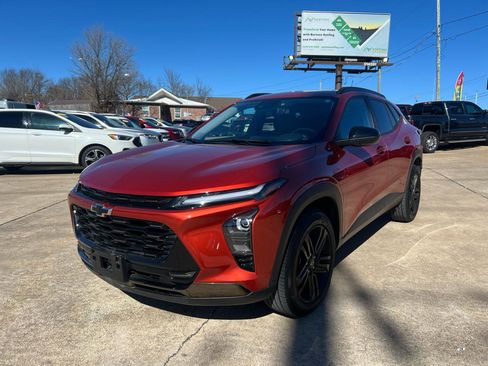 Used 2024 Chevrolet Trax ACTIV w/ Sunroof Package image 3