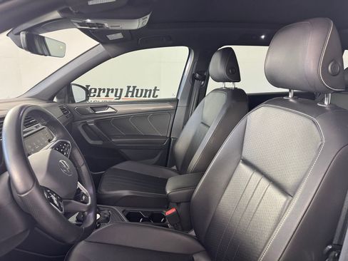Used 2022 Volkswagen Tiguan SE R-Line FWD image 3