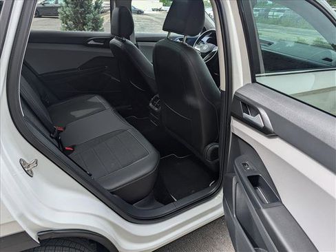 Used 2023 Volkswagen Taos SE w/ Panoramic Sunroof Package AWD/4WD image 15