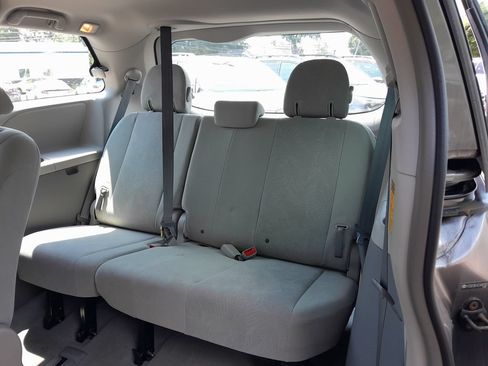Used 2014 Toyota Sienna L FWD image 30