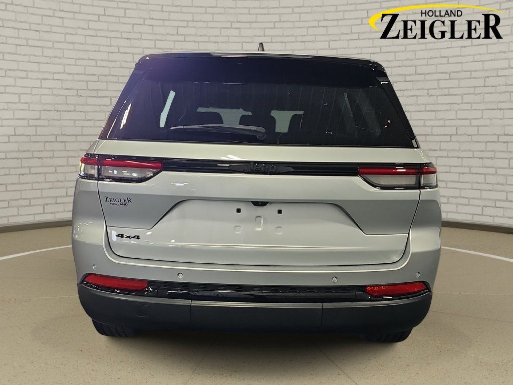 Used 2023 Jeep Grand Cherokee Altitude AWD/4WD image 6