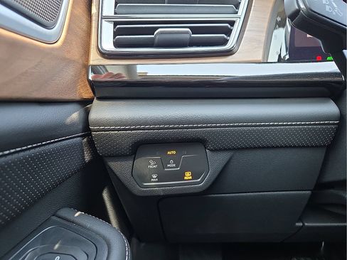 Used 2025 Volkswagen Atlas SE FWD image 22