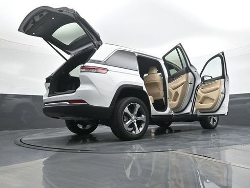 Used 2023 Jeep Grand Cherokee Limited image 25