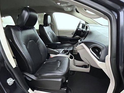 Used 2021 Chrysler Pacifica Touring-L FWD image 15