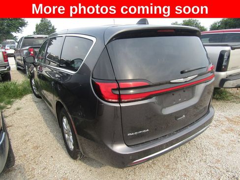 Used 2023 Chrysler Pacifica Touring-L FWD image 3