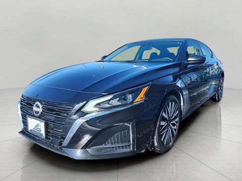 Used 2025 Nissan Altima 2.5 SV image 2