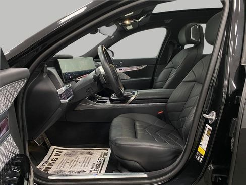 Certified 2023 BMW 760i xDrive w/ Executive Package image 31