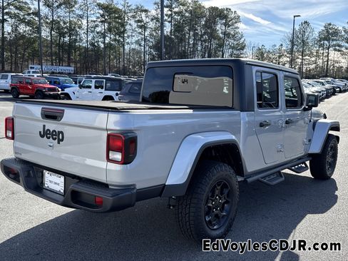 Used 2023 Jeep Gladiator Willys image 3
