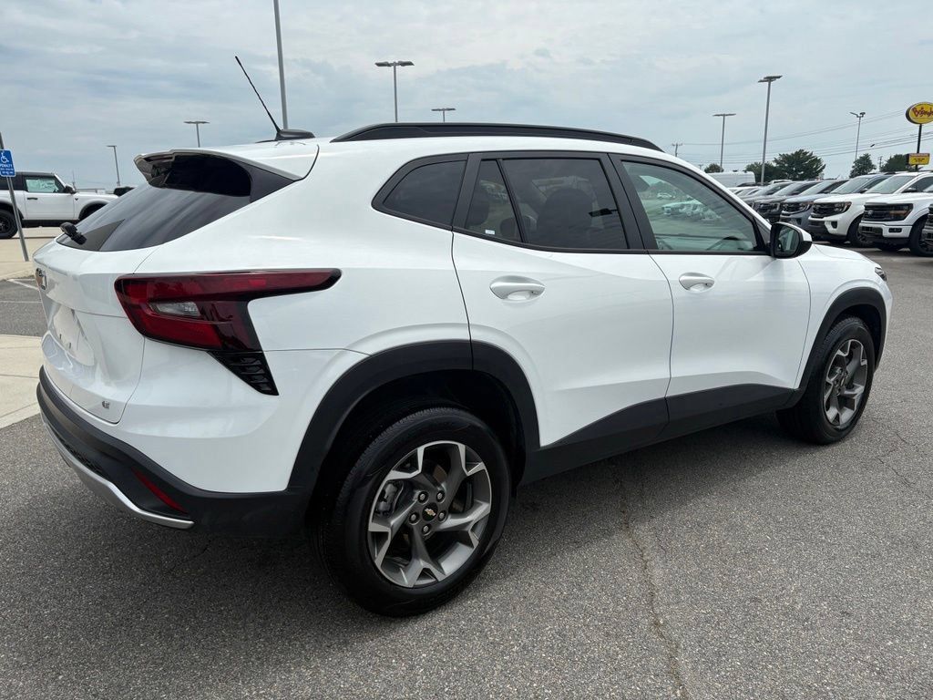 Used 2025 Chevrolet Trax LT FWD image 4