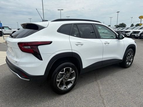 Used 2025 Chevrolet Trax LT FWD image 4