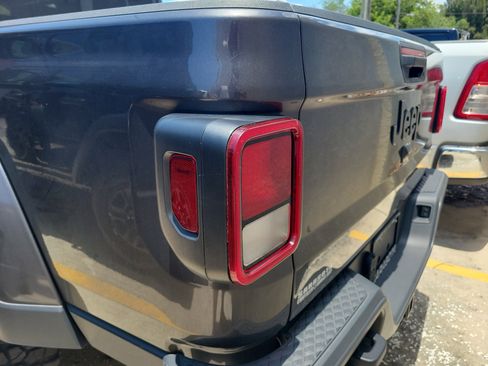 Used 2023 Jeep Gladiator Sport AWD/4WD image 9