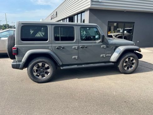 Used 2018 Jeep Wrangler Unlimited Sahara AWD/4WD image 3