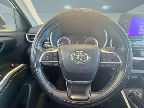 Used 2024 Toyota Highlander XLE image 11
