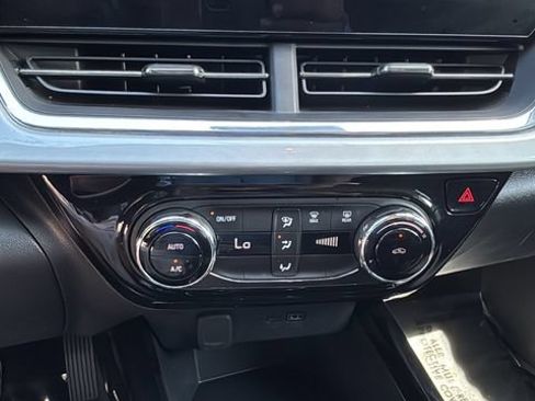 Used 2025 Chevrolet Trax LT FWD image 31