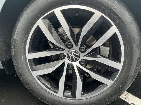 Used 2025 Volkswagen Jetta SE FWD image 16