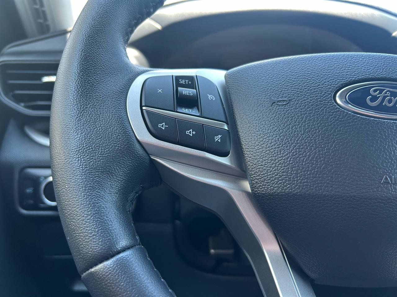 Used 2024 Ford Explorer XLT RWD image 17