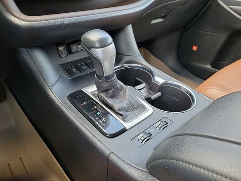 Used 2019 Toyota Highlander Limited FWD image 25