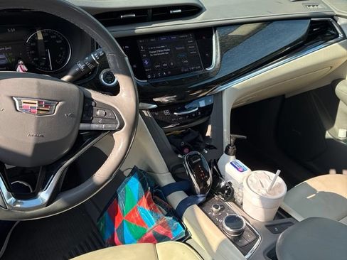 Used 2020 Cadillac XT6 Premium Luxury FWD image 2