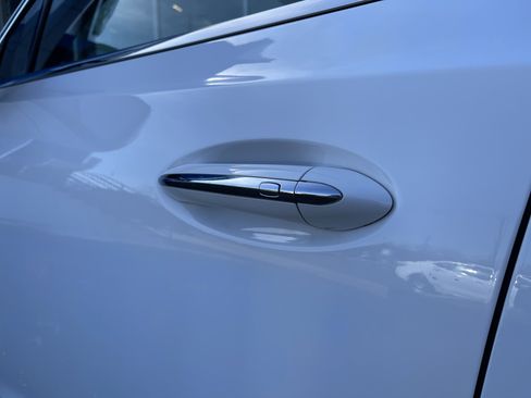 Used 2023 Buick Enclave Essence image 12