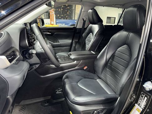 Used 2022 Toyota Highlander XLE w/ Protection Package #3 (TMS) AWD/4WD image 15