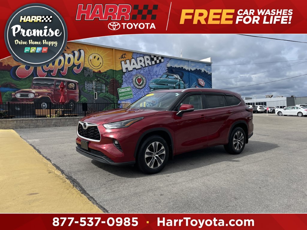 Used 2024 Toyota Highlander XLE AWD/4WD image 1