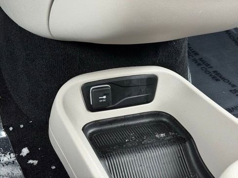 Used 2024 Chrysler Pacifica Touring-L image 17