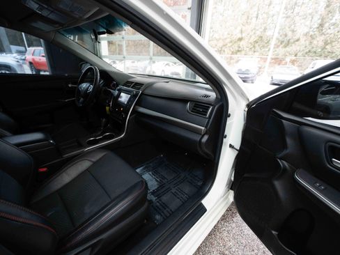 Used 2016 Toyota Camry SE image 25