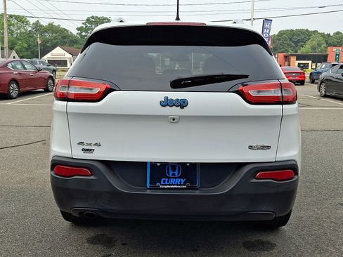 Used 2017 Jeep Cherokee Latitude w/ Cold Weather Group AWD/4WD image 5
