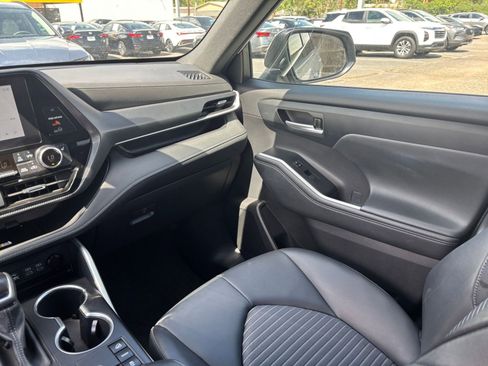 Used 2025 Toyota Highlander XSE AWD/4WD image 35