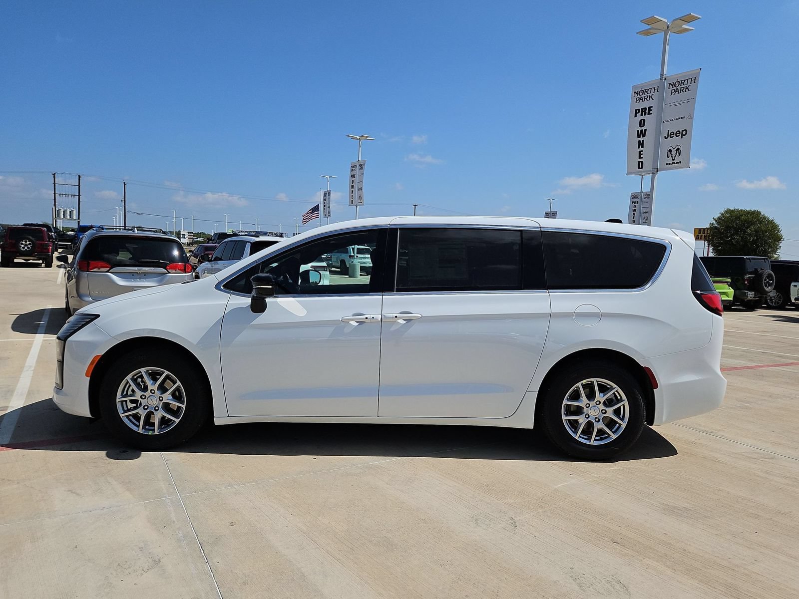 New 2027 Chrysler Pacifica Select FWD image 6