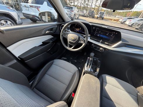 Used 2025 Chevrolet Trax LT image 33