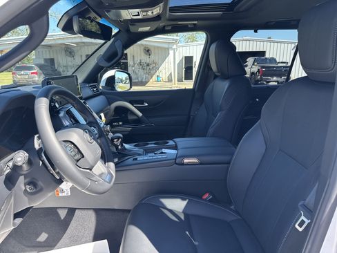 Used 2025 Lexus LX 600 4WD w/ Premium Package image 13
