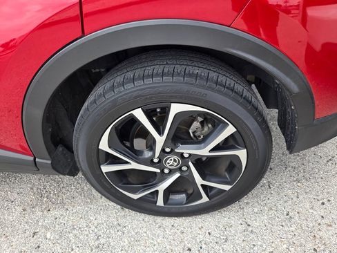 Used 2021 Toyota C-HR XLE FWD image 7