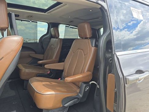 Used 2017 Chrysler Pacifica Limited FWD image 5
