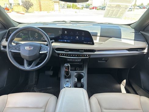 Certified 2024 Cadillac XT4 Luxury w/ Cold Weather Package AWD/4WD image 3