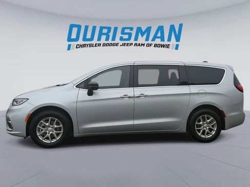 Used 2026 Chrysler Pacifica Select image 3