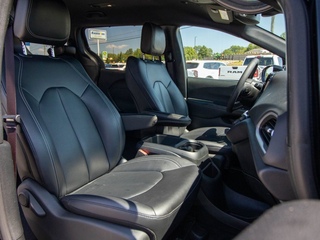 Used 2025 Chrysler Pacifica Select FWD image 22