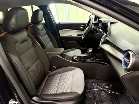 Certified 2025 Chevrolet Trax LT w/ LT Convenience Package FWD image 25