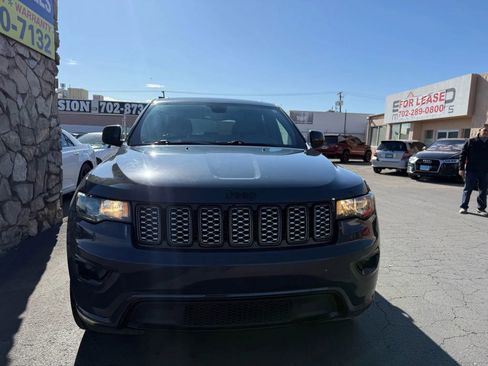 Used 2018 Jeep Grand Cherokee Altitude image 5
