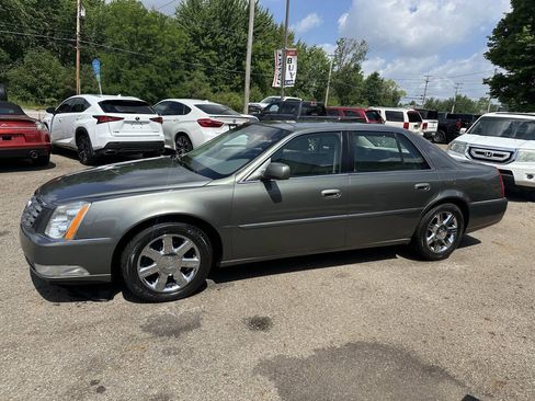 Used 2006 Cadillac DTS w/ Trunk Convenience Package FWD image 3