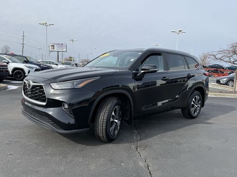 Used 2023 Toyota Highlander XLE image 4