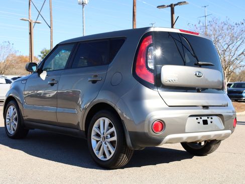 Used 2017 Kia Soul + image 3