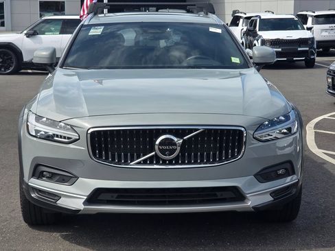 Used 2025 Volvo V90 B6 Cross Country Ultra AWD/4WD image 2