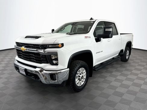 Used 2024 Chevrolet Silverado 2500 LT w/ Convenience Package AWD/4WD image 3
