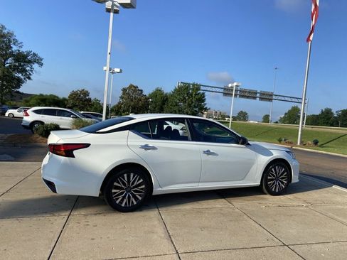 Used 2025 Nissan Altima 2.5 SV FWD image 4