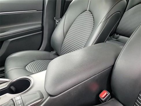 Used 2024 Toyota Camry SE image 19