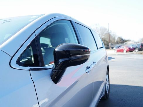 Used 2024 Chrysler Pacifica Touring-L image 11