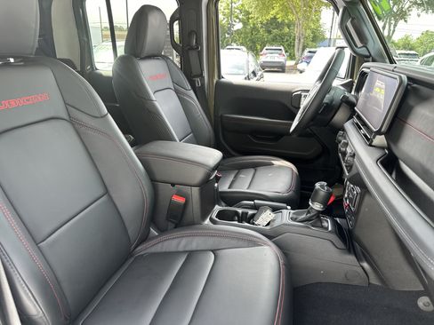 Used 2025 Jeep Gladiator Rubicon w/ Convenience Group AWD/4WD image 13