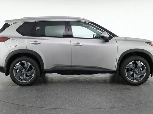Used 2025 Nissan Rogue SV image 11